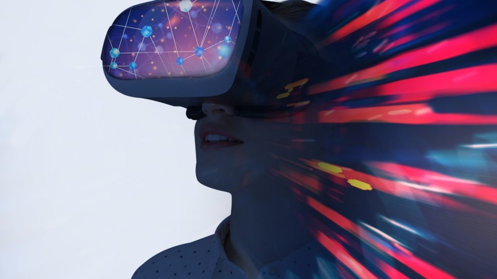 הגדרה הרשמית של משקפי VR, מציאות מדומה, הגדלת מציאות היא סוג של מכשיר, שלעתים קרובות דומה לקסדה או סרט שאנו שמים על הראש. 